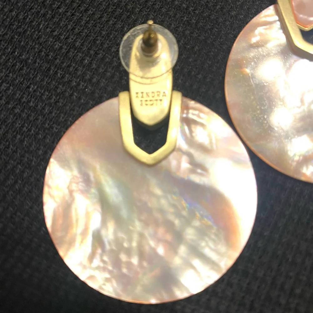 Kendra Scott blush gold and shell earrings - Picture 3 of 3